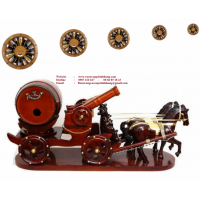 Xe ngựa đôi kéo pháo thần công chở trống rượu vang