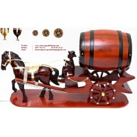 Cao bồi điều khiển xe ngựa đơn kéo trống rượu vang